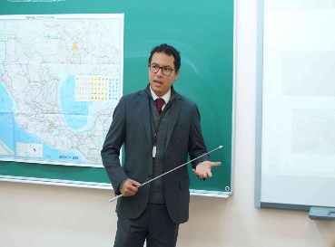 Hostova Lektsiia Atashe Z Torhovelnykh Finansovykh Ta Kulturnykh Pytan Posolstva Meksyky Mihelia Ankhelia Uribe Ernandesa